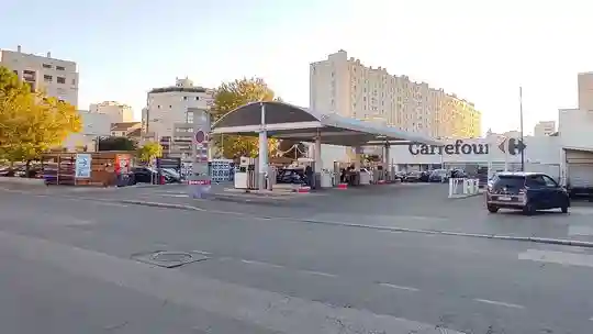 Station Essence Carrefour Gratte Ciel Villeurbanne