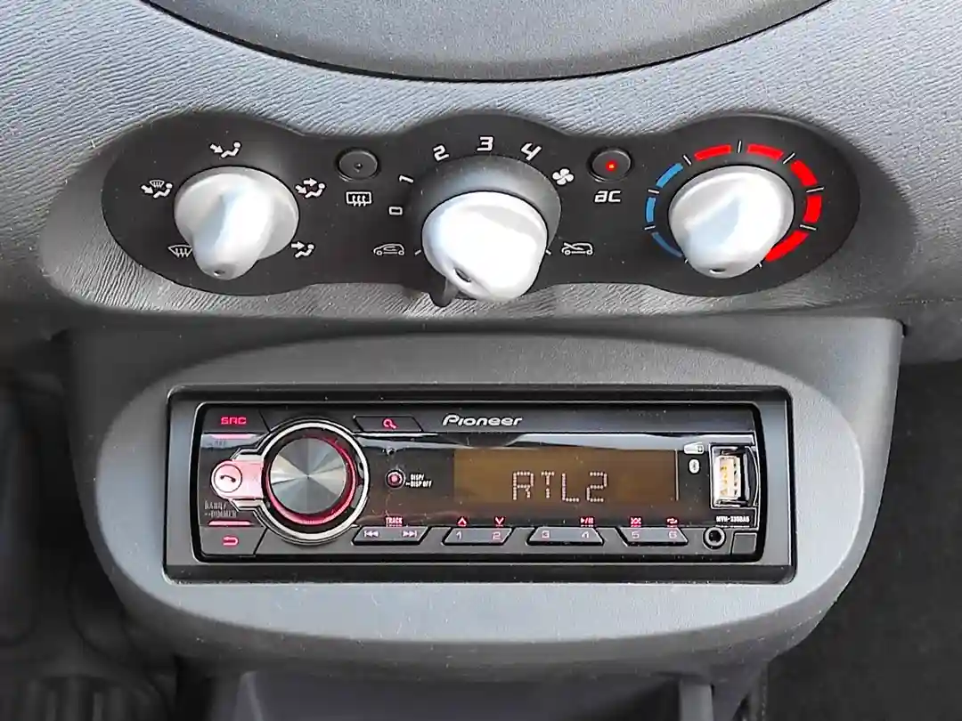 twingo-blanche-vue-autoradio-climatisation-540 Twingo Blanche Vue Autoradio Climatisation 540